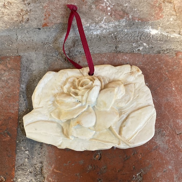 Dimensional composite rose ornament - Picture 2 of 6